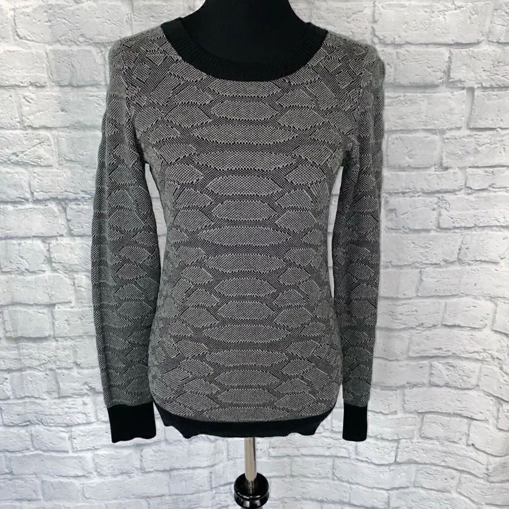 Express women M NWT black & grey Crewneck pattern sweater